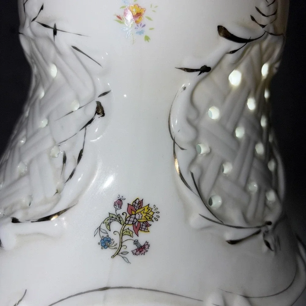 Vintage 70s Porcelain Courting Couple Lamp Lace Style Pierced Shade Works‎ EUC